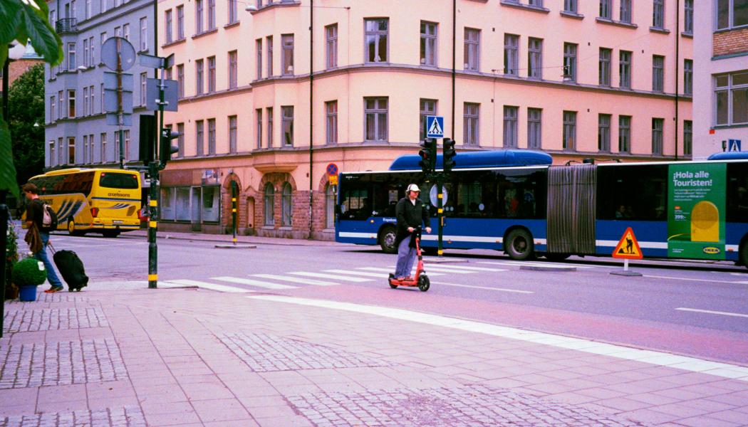 Elsparkcykel i Stockholm. Foto: annie spratt/Unsplash