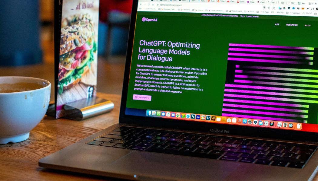 Nästan en av fem som ansvarar för att bekämpa bedrägerier (18 procent) använder redan artificiell intelligens (AI) och maskininlärning (ML) som verktyg i sitt arbete mot bedrägerier. Foto: emiliano vittoriosi unsplash ai 