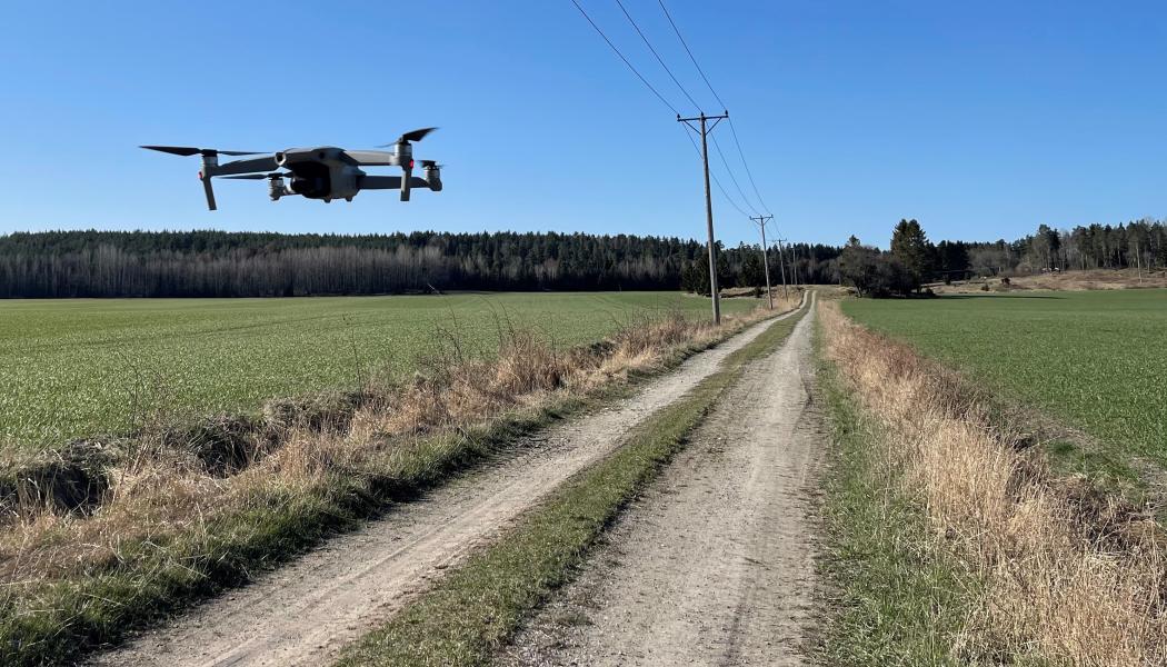 E.ONs 24 000 kilometer långa högspänningsnät ska framledes besiktas av drönare istället för helikoptrar. Tester visar att drönare minskar antalet strömavbrott samtidigt som flygningarna spar på miljö och djurliv. Foto: Lena Berglund, E.ON