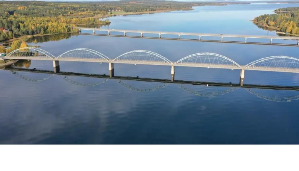 Det västra alternativet passerar Luleälven inom detta område, på bilden syns gamla gäddviksbron och E4-bron över Luleälven. Foto: Trafikverket