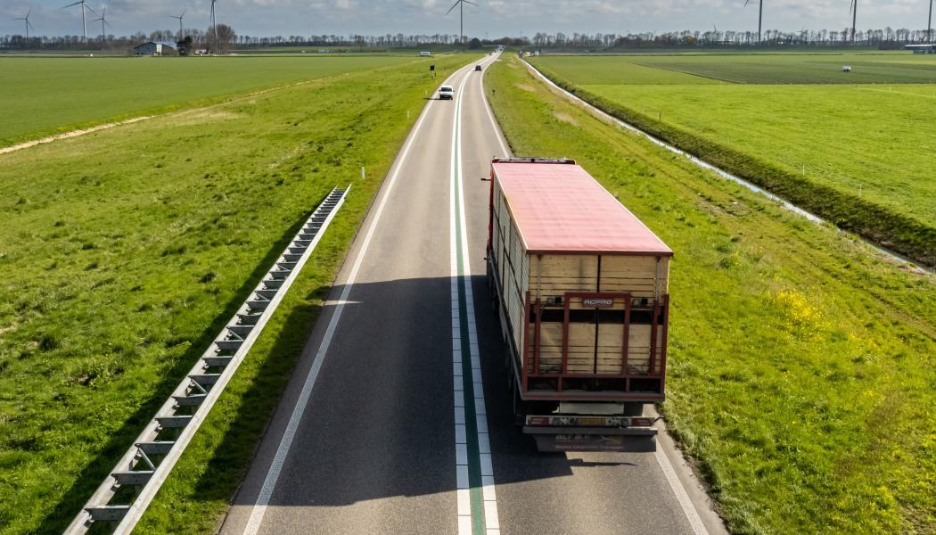 När Europa påskyndar omställningen till klimatneutrala vägtransporter uppmanar European Automobile Manufacturers’ Association (ACEA) och Eurelectric gemensamt beslutsfattare att prioritera elnätets beredskap för laddinfrastruktur till tunga fordon. Foto: sven brandsma/unsplash