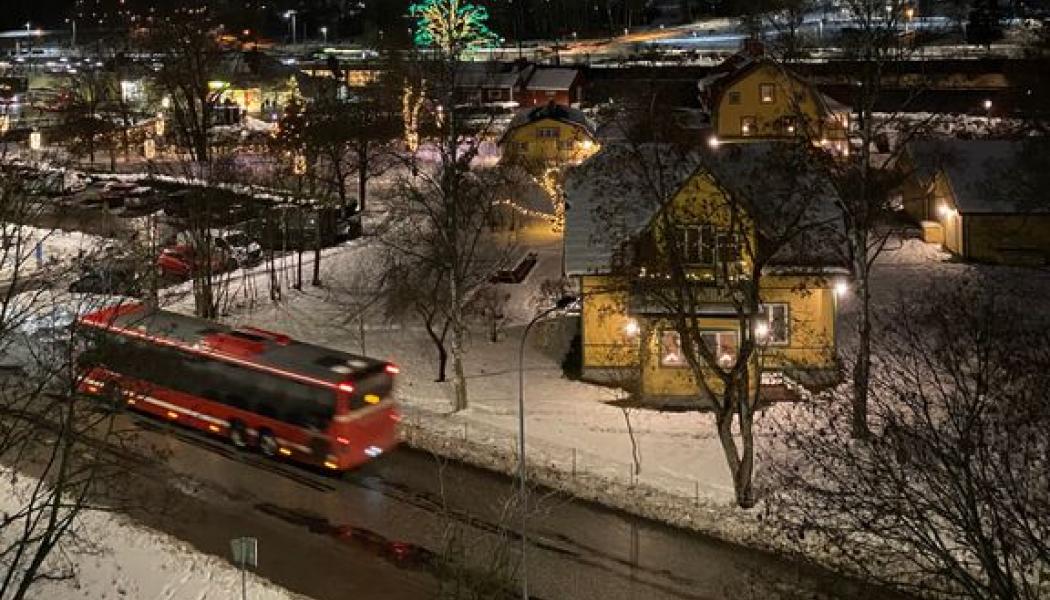 På bilden passerar en SL-buss vid Järnvägsparken och stationsområdet i Väsby. Foto: Ann-Sofie Crona, Upplands Väsby kommun