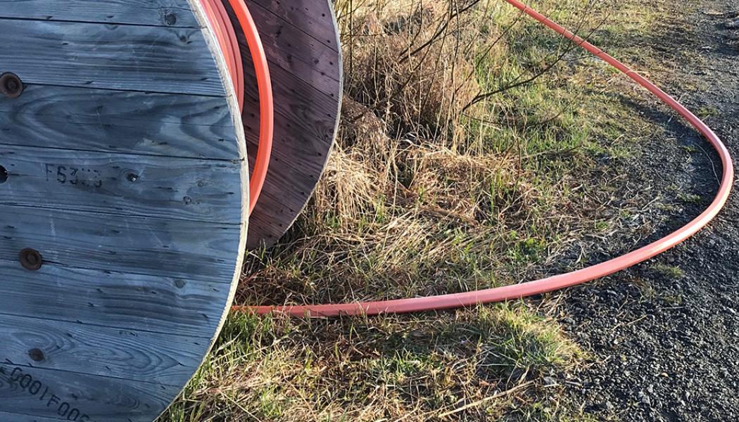 Fiberkablar i Bromölla kommun hamnade på fel platser och fel djup, därför stäms företaget som utfört grävningarna. Foto: Bromölla kommun