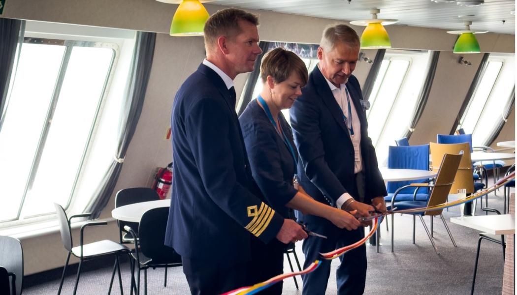 Från vänster: Jesper Axelsson, M/S Finnfellows befälhavare, Katrin Stjernfeldt Jammeh, Kommunstyrelsens ordförande i Malmö stad, Tom Pippingsköld, Finnlines VD. Foto: Finnlines Plc.