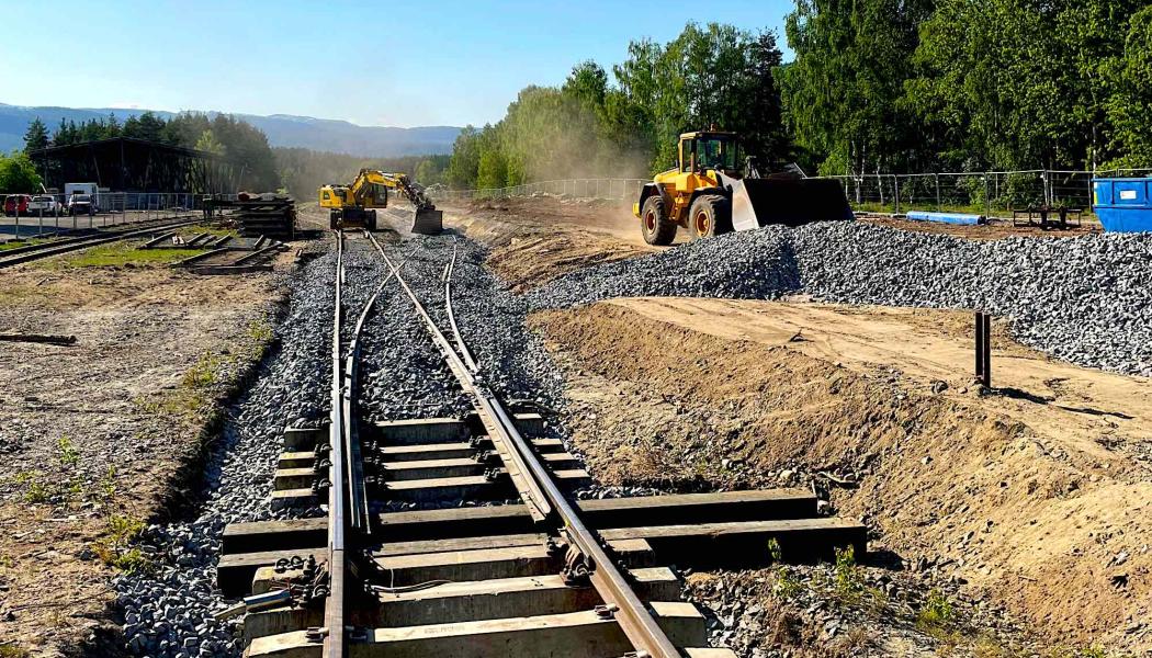 Signaltekniska arbeten utfördes nyligen på Kongsbergs station. Detta ledde till en enklare och effektivare körning av tågen från Sørlandsbanen till och från Numedalsbanen. Samtidigt förnyades virkesterminalen på Flesberg och banans trafiksäkerhetssystem uppgraderades. Fot0: Norges Järnvägsdirektorat