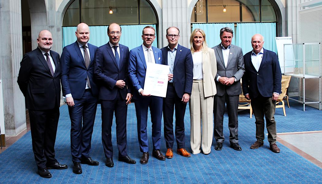 Infrastrukturminister Andreas Carlsson tar emot en 