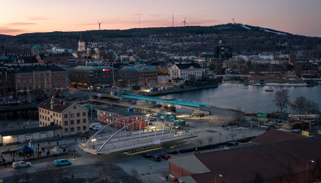 Flytten tog cirka två timmar och väl på plats vid brofästet sköts bron ut bit för bit tills den nådde mitten. Foto: Peab