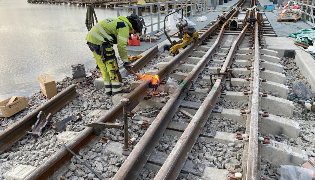 Slagg tas bort innan arbeten med att slipa spåren startar. Foto: Håkan Gustafsson, Trafikverket
