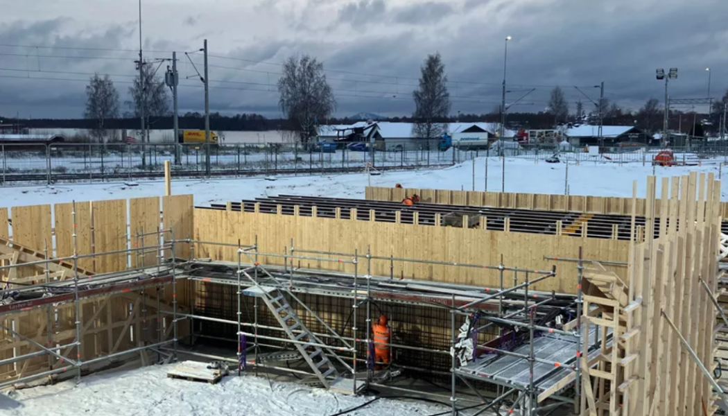 Trafikverket sätter form och armering för den nya gång- och cykeltunneln. Foto: Trafikverket