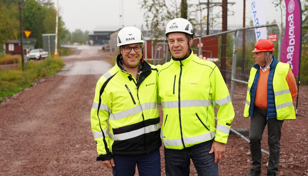 Vamas ombud Anders Bergman och ByggDialogs ombud Bosse Rom höll tal under spadtaget. Foto: ByggDialog