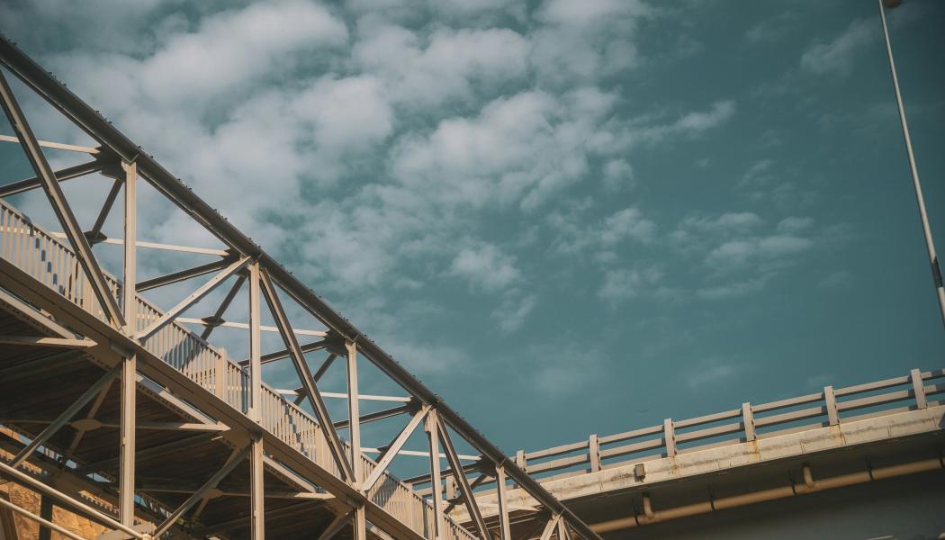 Målet är att stärka gruppens kompetens inom till exempel bygg- och projektledning, projekteringsledning och strategisk rådgivning. Foto: Yang Zhen/Unsplash