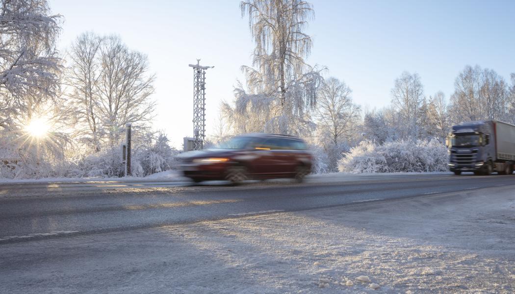 Väder är lokalt och temperaturen på vägens yta kan skifta snabbt, det innebär stora variationer i väglag. Foto: Jonas Fältman