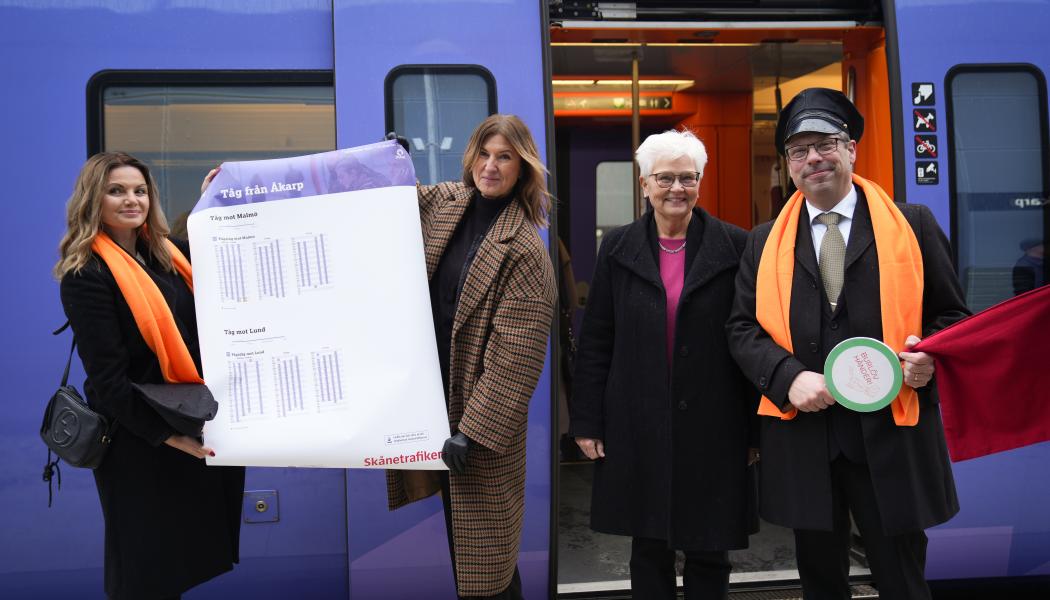 Sara Vestering Kommunstyrelsens ordf. Burlöv, Maria Nyman Trafikdirektör, Skånetrafiken, Carina Zachau ordf. i kollektivtrafiknämnden och Fredrik Löfqvist Kommundirektör i Burlöv med den nya tidtabellen. Foto: Skånetrafiken