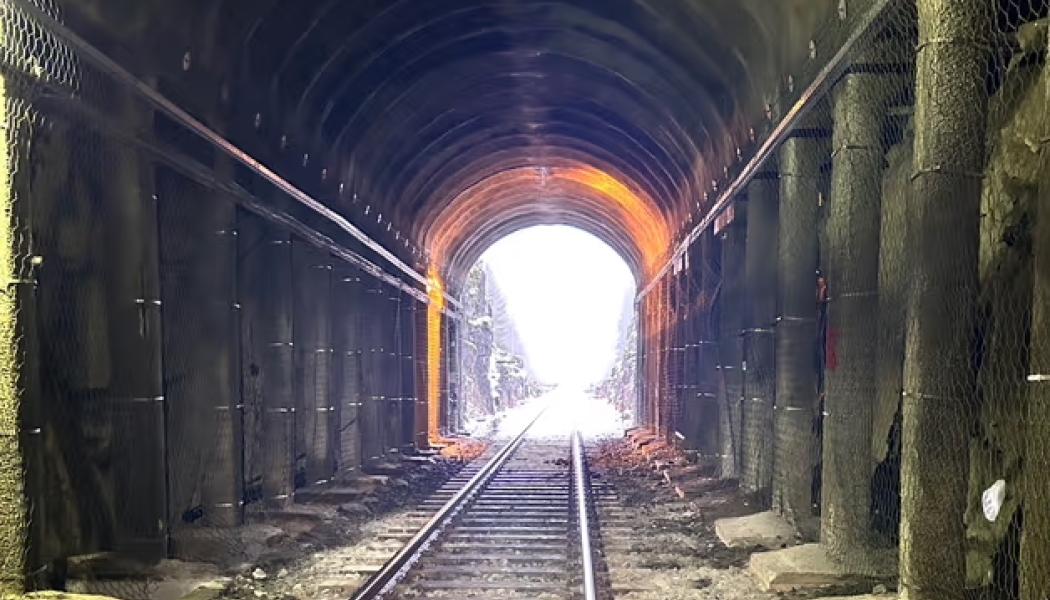 En viktig anledning till att tunneln behöver byggas om är att den inte längre uppfyller moderna krav på fri höjd och bredd. Foto: Trafikledsverket (Väylävirasto).