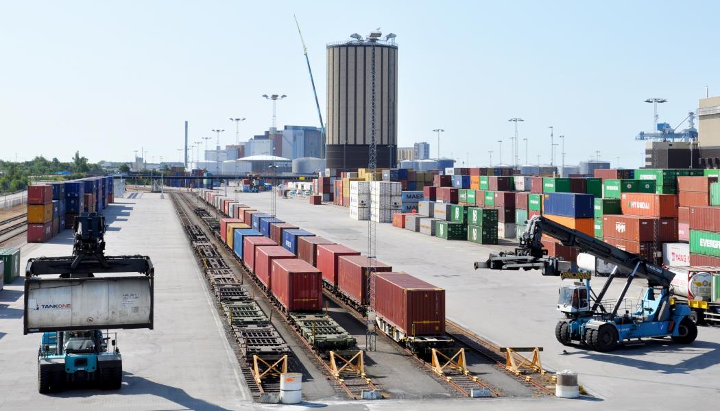 Den cylinderformade gul-bruna byggnaden försvinner snart från hamnsiluetten då den uttjänta ackumulatortanken demonteras under sommaren. Foto: Helsingborgs hamn