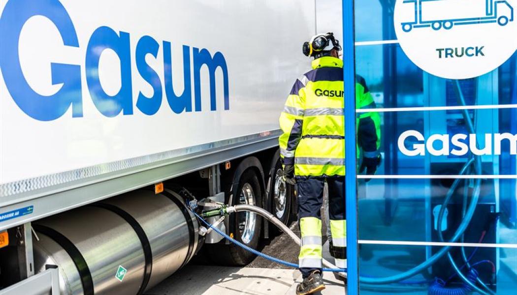 Stationen i Keminmaa betjänar både tung trafik och personbilar, eftersom det är möjligt att tanka både flytande och komprimerad biogas där. Foto: Gasum