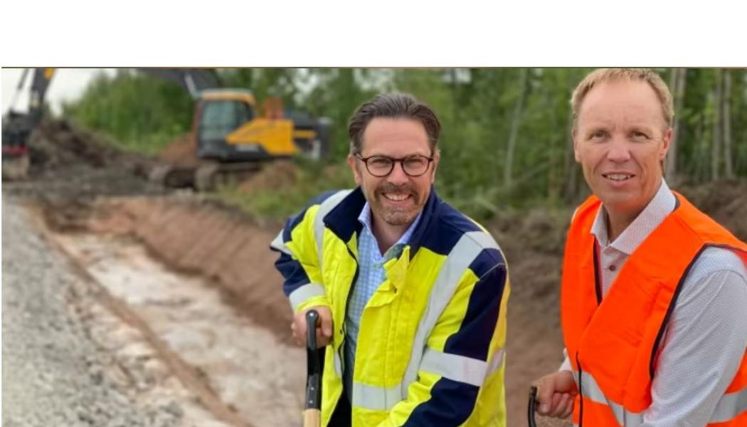 Sebastian Cabander från Karlskoga Energi & Miljö och Peter Lilja från Degerfors Energi vid grävstart på Industrigatan i Degerfors. Foto: Karlskoga Energi & Miljö 
