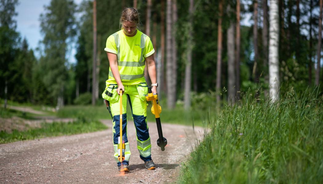 En av Geomatikks 170 fälttekniker markerar var ledningen går. Foto: Geomatikk