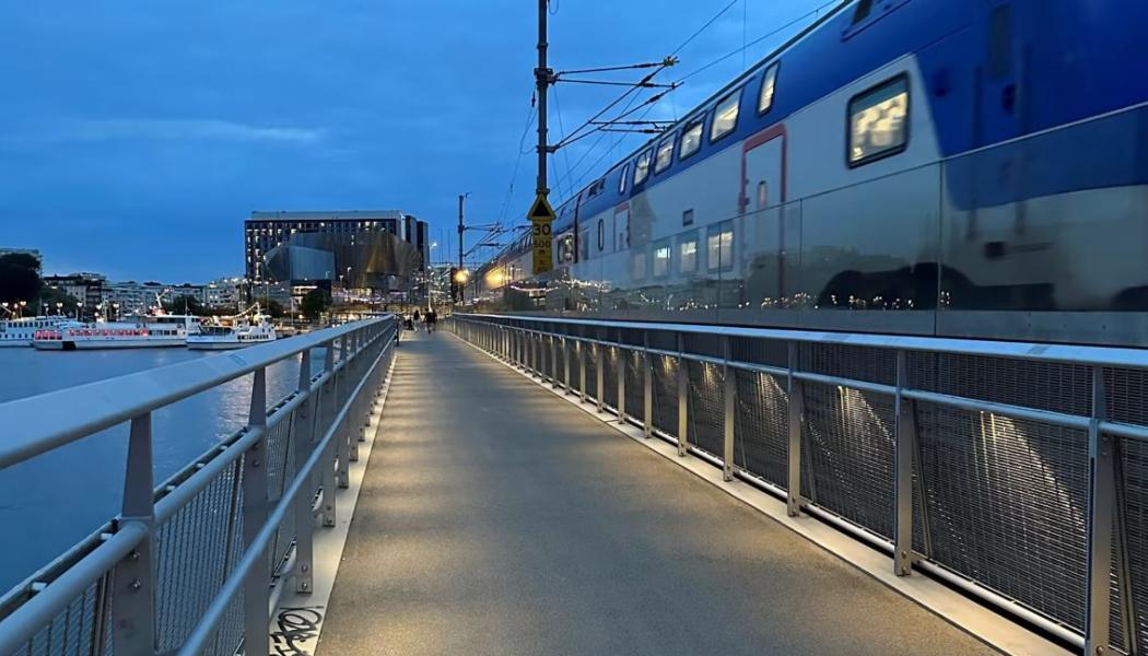 Nu har den tillhörande gång- och cykelbanan mellan Riddarholmen och Tegelbacken fått nytt ljus. Foto: Fox