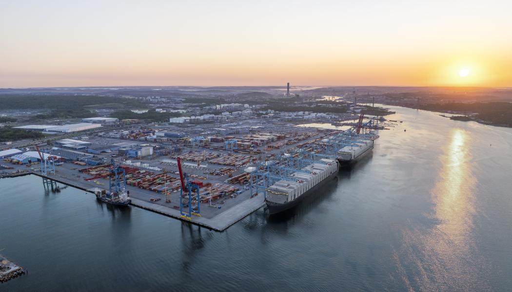 Visionsbild av Skandiahamnen där två fullastade oceangående fartyg ligger vid kaj. Bild: Göteborg hamn 