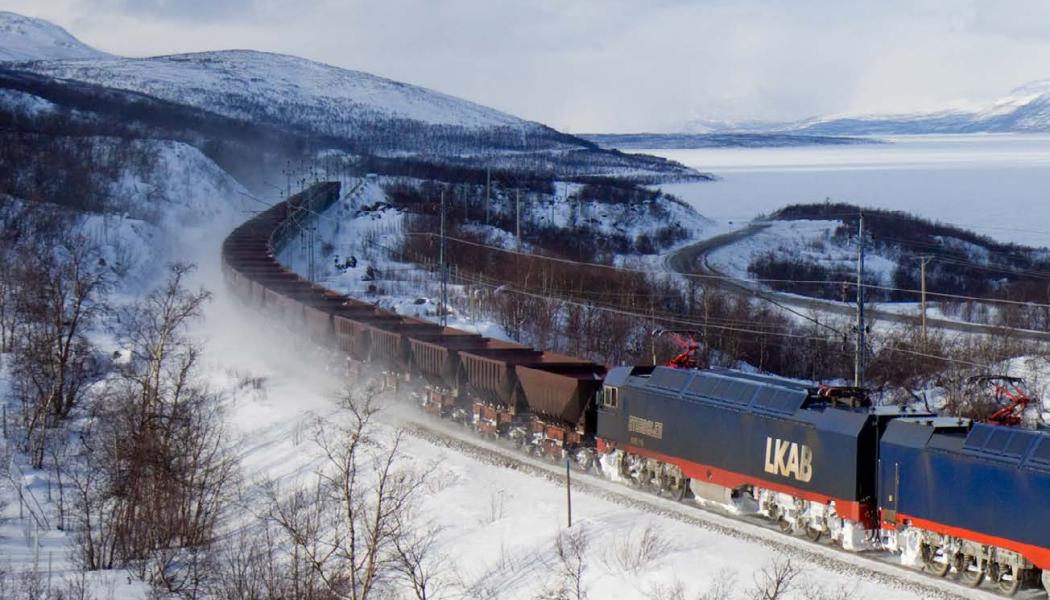 IORE, loken som drar 
 Malmbanan. Man  använder två parkopplade lok som transporterar ut allt järn från Kiruna till Narvik. 
De har en motoreffekt på 2×5400 kW och ger en dragkraft på 2×70 ton.
BILD: KABELLEGER / 
DAVID GUBLER, CC BY 3.0.