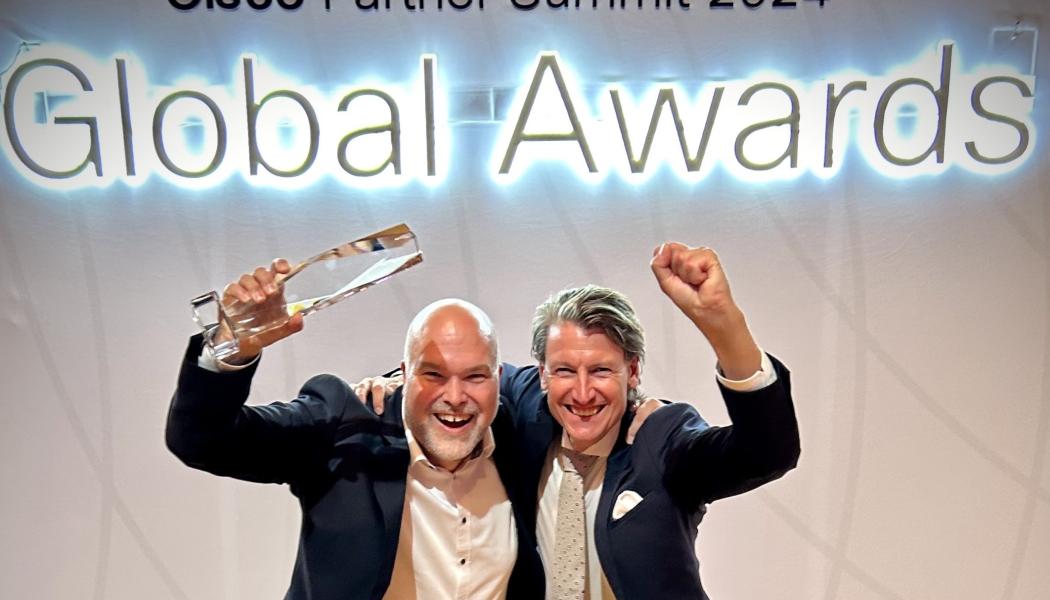 Fredrik Sidmar, VD och Patrik Holmqvist, COO på Telia Cygate tar emot pris som IoT partner på Cisco Partner Summit. Foto: Telia Cygate