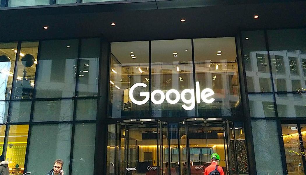 Entrén till byggnaden där Google och dess dotterbolag Deep Mind är belägna på 6 Pancras Square, London. Foto: Wikipedia Common, kredit: Gciriani 