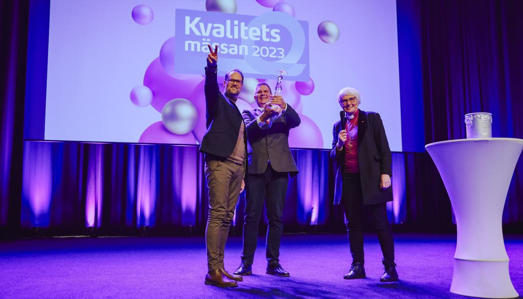 Andreas Hall och Henrik Rosdahl från Helsingborgs stad tar emot GötaPriset 2023 av Antje Jackelén.
