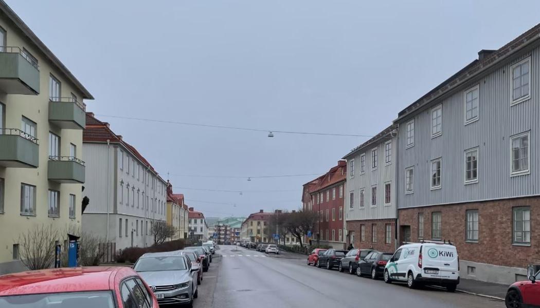 Såggatan i Majorna ska få cykelbanor närmast trottoarerna och istället parkering bara på ena sidan av gatan. Bild: Göteborgs Stad