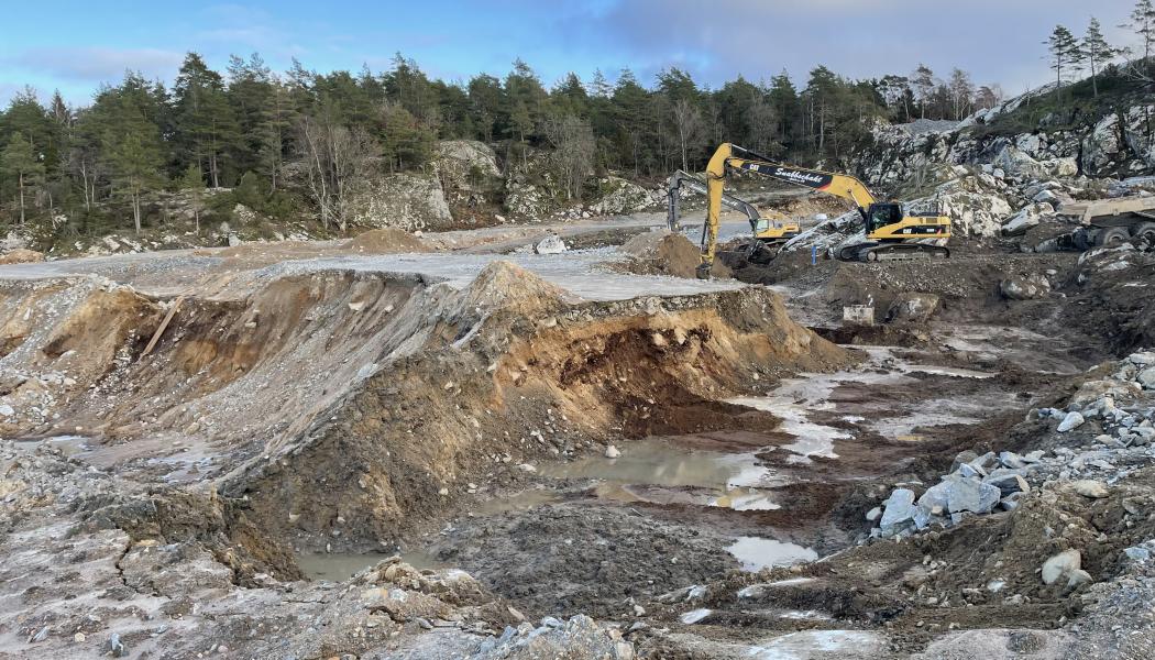 Grävmaskin i skredområdet i öster. Foto: Trafikverket