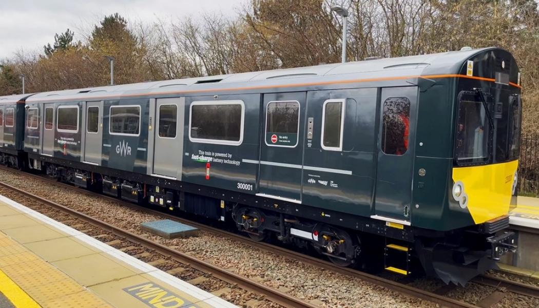 Laddningen sker via infällbara strömavtagare som matas från batteribanker vid sidan av spåret. Foto: GWR