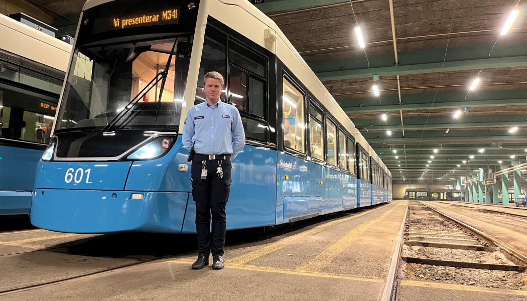 En testversion av spårvagnsmodell M34 finns i Rantorgets spårvagnsdepå. För närvarande håller personal från Alstom och Kiepe-Electric att testa vagnen. Instruktören och spårvagnsföraren Rickard Wegman visade vagnen för besökare på Kollektivtrafikmässan Persontrafik 2024. Foto Anders Carlsson /Conventus