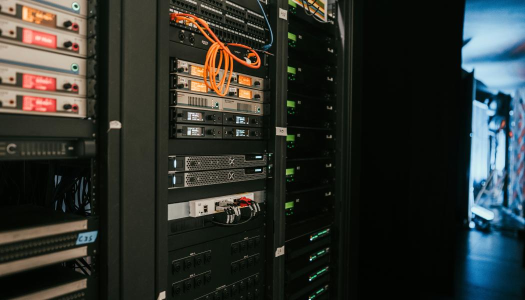 Det planerade datacentret i Hässleholm Nord ska få kapacitet för molntjänster, AI-beräkningar och datalagring. Foto: kevin ache /Unsplash