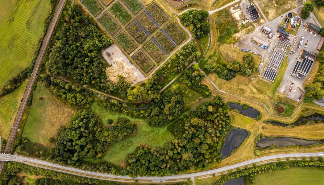Flygfoto över reningsverket i Hässleholm. I bildens vänstra del kommer en ny och större yta anläggas. Foto: Hässleholm Miljö AB