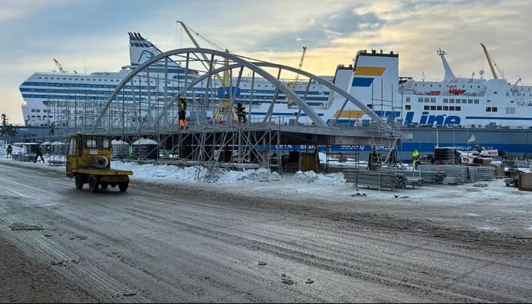 Bågbron är 44 meter lång, 16 meter bred och väger 236 ton. Foto: Härnösands kommun

