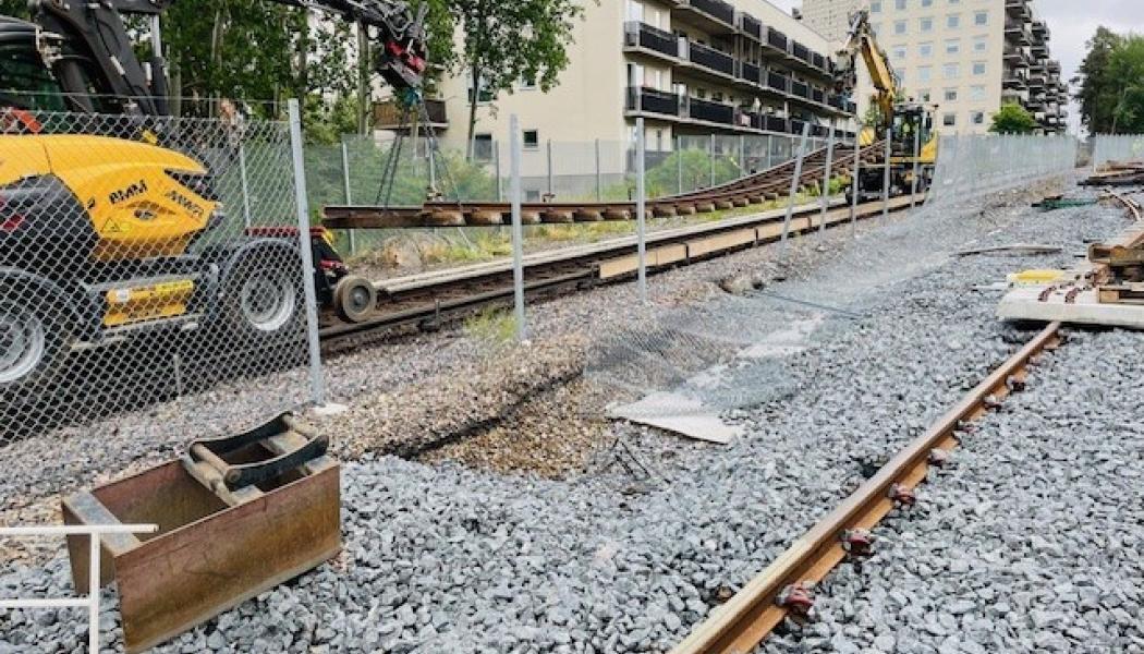 De gamla spåren läggs på plats igen. Bild: Region Stockholm