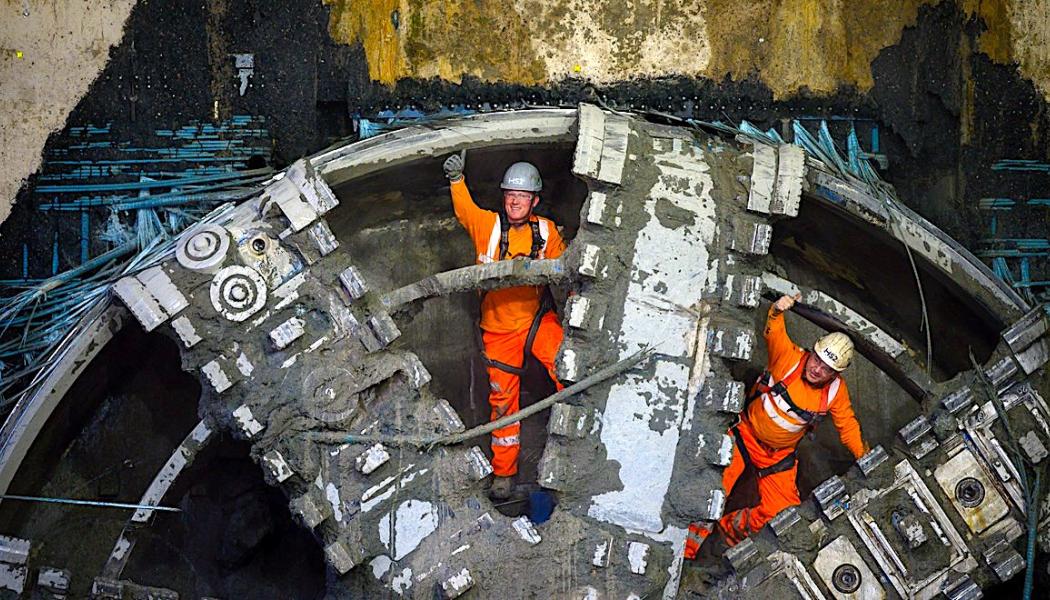 Färdigställandet av HS2-logistiktunneln banar väg för höghastighetslinjen till Euston: HS2-tunnelbyggare som bedriver borrmaskinen Atlas Road Logistics Tunnel TBM 