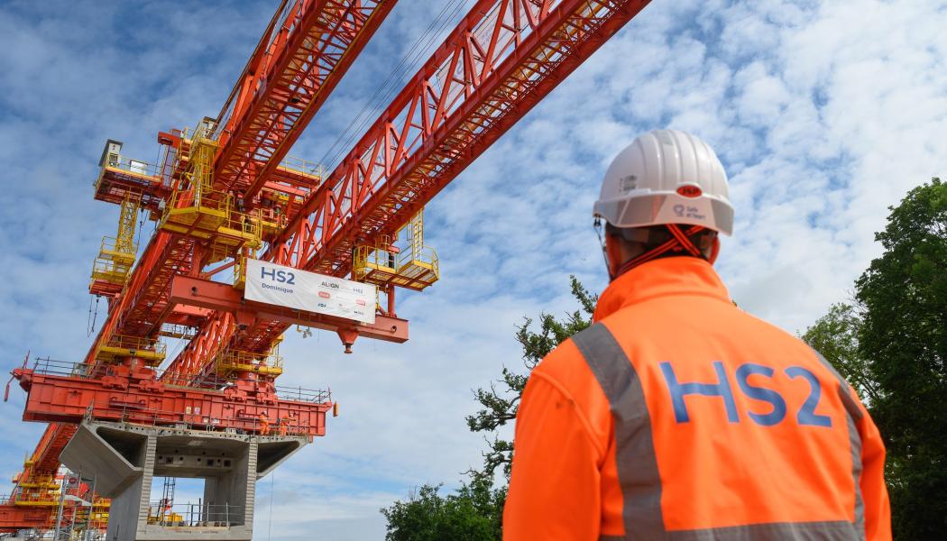 HS2 är den mest betydande järnvägsinvesteringen som någonsin gjorts i norra England och HS2 är också Europas största infrastrukturprojekt. Enbart under den första fasen av HS2, mellan London och West Midlands, kommer man att bygga fyra helt nya stationer – var och en ett megaprojekt som skapar tusentals nya jobb. Bland annat byggs 160 kilometer tunnel för höghastighetståg – konstruerad i fem separata tunneldrev längs rutten London till West Midlands på ett antal olika platser plus
180 kilometer av viadukter och broar. Foto: HS2