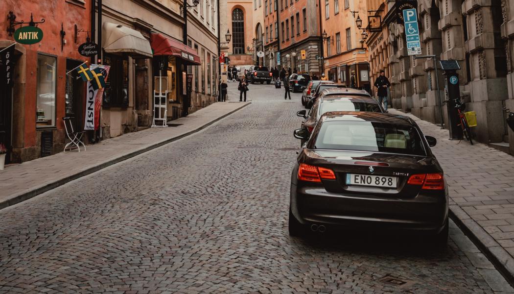 I princip alla parkeringsplatser i Gamla Stan ska tas bort. Foto: ernest ojeh/unsplash