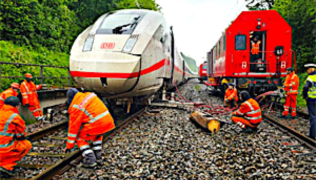 De 185 passagerarna evakuerades oskadda av räddningstjänsten, Röda Korset, statspolisen och federala polisen. Foto: Amt für Medien und Kommunikation Schwäbisch Gmünd.