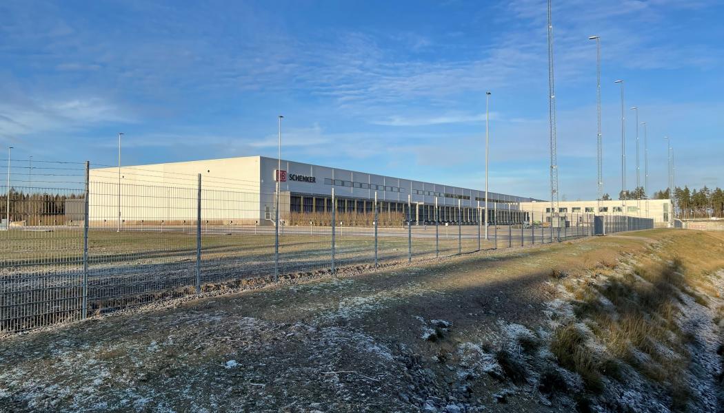 Terminalen ligger i det expansiva logistikområdet Stockholm Syd/Almnäs mellan Södertälje och Nykvarn. Det är ett gammalt militärområde som nu exploateras. Flera logistikföretag söker sig nu till detta strategiskt välplacerade område. Foto: John Hardwick