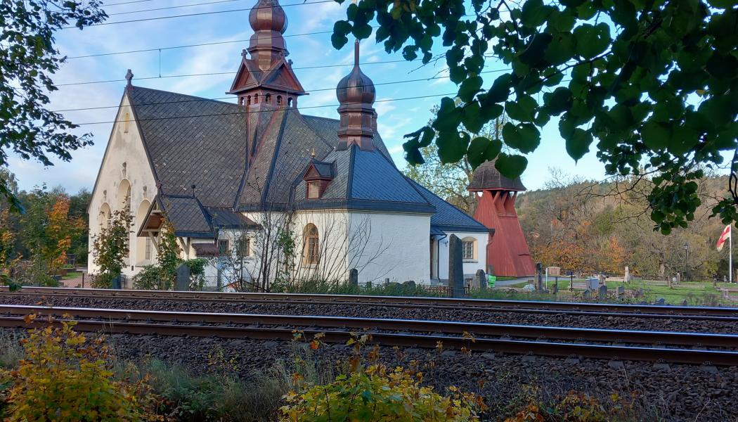 Lerum kyrka med förbipasserande järnvägsspår. Foto: Björn Stahre