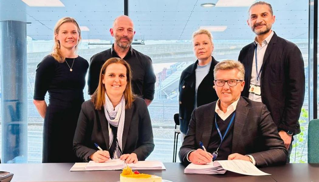 Kontraktskrivning gällande spårbyte och ballastrening på nedre och övre Hovedbanen. Foto: Infranord