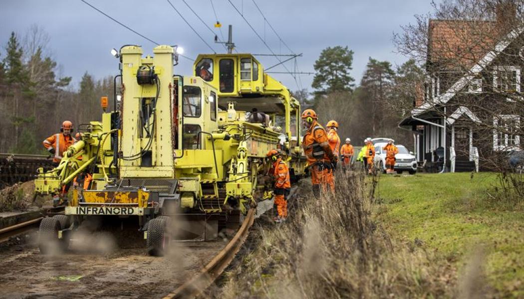 Infranord utför spårbyte med ballastrening på Gjöviksbanan. Foto: Infranord