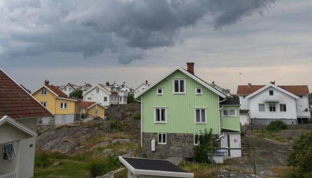 Sex av tio (59 procent) säger att de kommer att ta hänsyn till klimatrisker om de köper hus i framtiden. De allra flesta, 85 procent, tycker att fastighetsmäklare borde vara skyldiga att informera om klimatrisker vid en husförsäljning. Foto: SBAB Bank