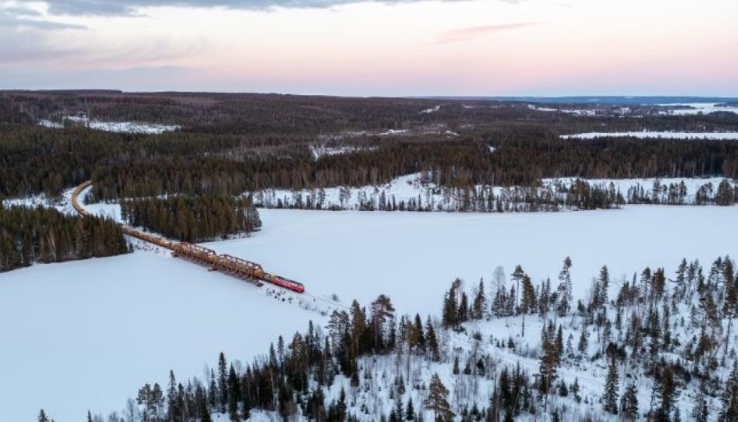 Tåg på bro över Långan. Foto: Inlandsbanan