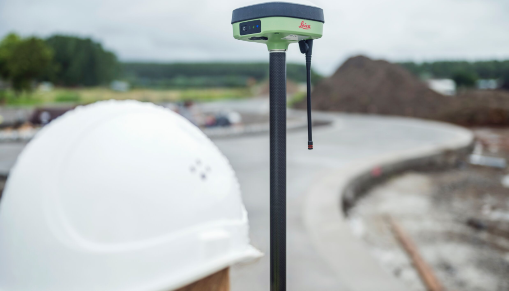 Ny smart GNSS-antenn, lätt i vikt och med lutningskompensation: GS05.  Foto: Leica Geosystems
