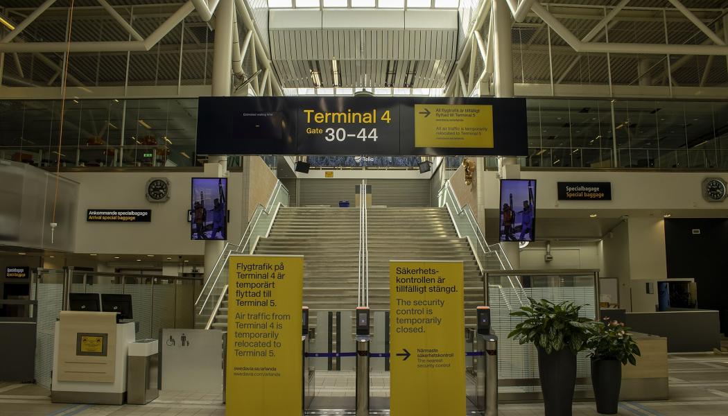 Interiör från terminal 4 på Stockholm Arlanda Airport. Foto: Bene Riobó/https://commons.wikimedia.org/wiki/File:Interior_Terminal_4_Arlanda.jpg?uselang=sv
