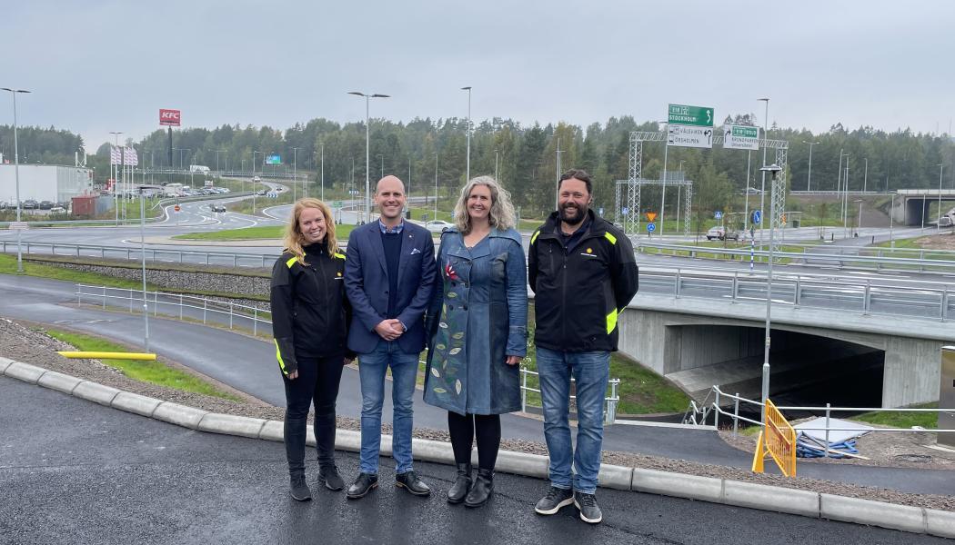 Jenny Karlsson, projektledare, Anders Tallgren, ordförande i Stadsbyggnadsnämden, Monika Bubholz, ordförande i teknik- och fastighetsnämnden och Ola Norling byggledare framför den nya cirkulationsplatsen. Foto: Karlstad kommun