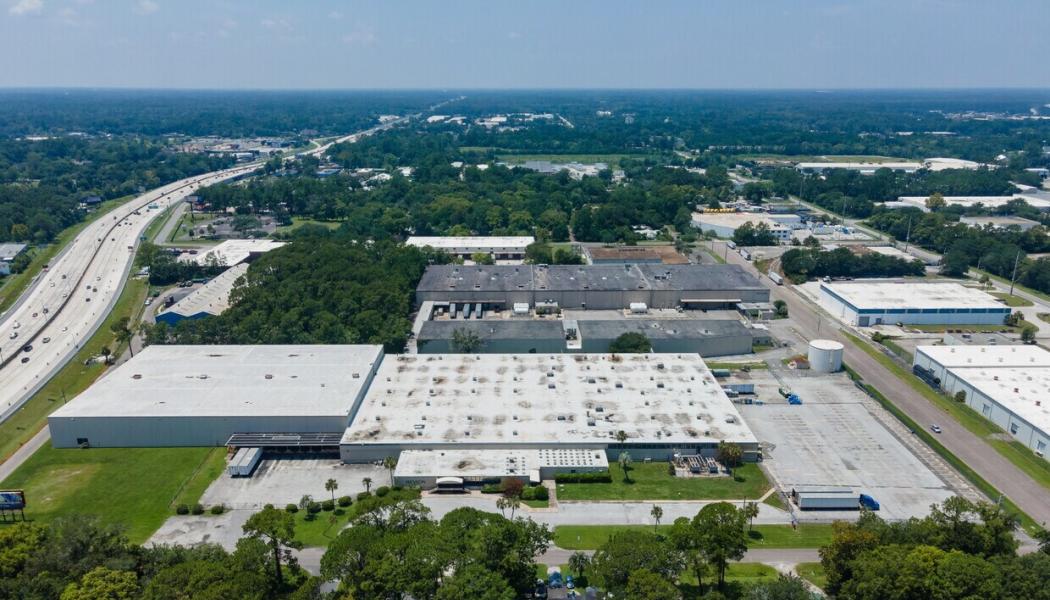 IP Capital Partners avyttrade nyligen en lagerbyggnad i Jacksonville, USA till Easton & Associates som köper denna industrifastighet från 1956. Investeringsbolaget IP Capital Partners har sålt en lagerfastighet på cirka 19 200 kvadratmeter för 8,5 miljoner dollar. Fastigheten är klassad för lätt industriell användning. Affären gäller en industribyggnad belägen på adressen 540 Beautyrest Avenue i Jacksonville. Köpet genomfördes av Collin Easton, delägare i Easton & Associates, medan Josh Procacci, investeringschef på IP Capital Partners, representerade säljaren. Försäljningen rapporterades av CoStar Research den 15 juli 2025. Foto: CoStar Research







